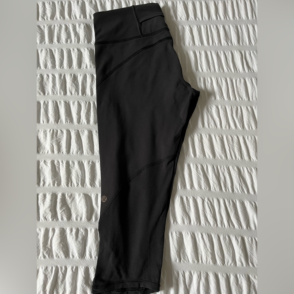 Lululemon Black mid-rise crop 17”